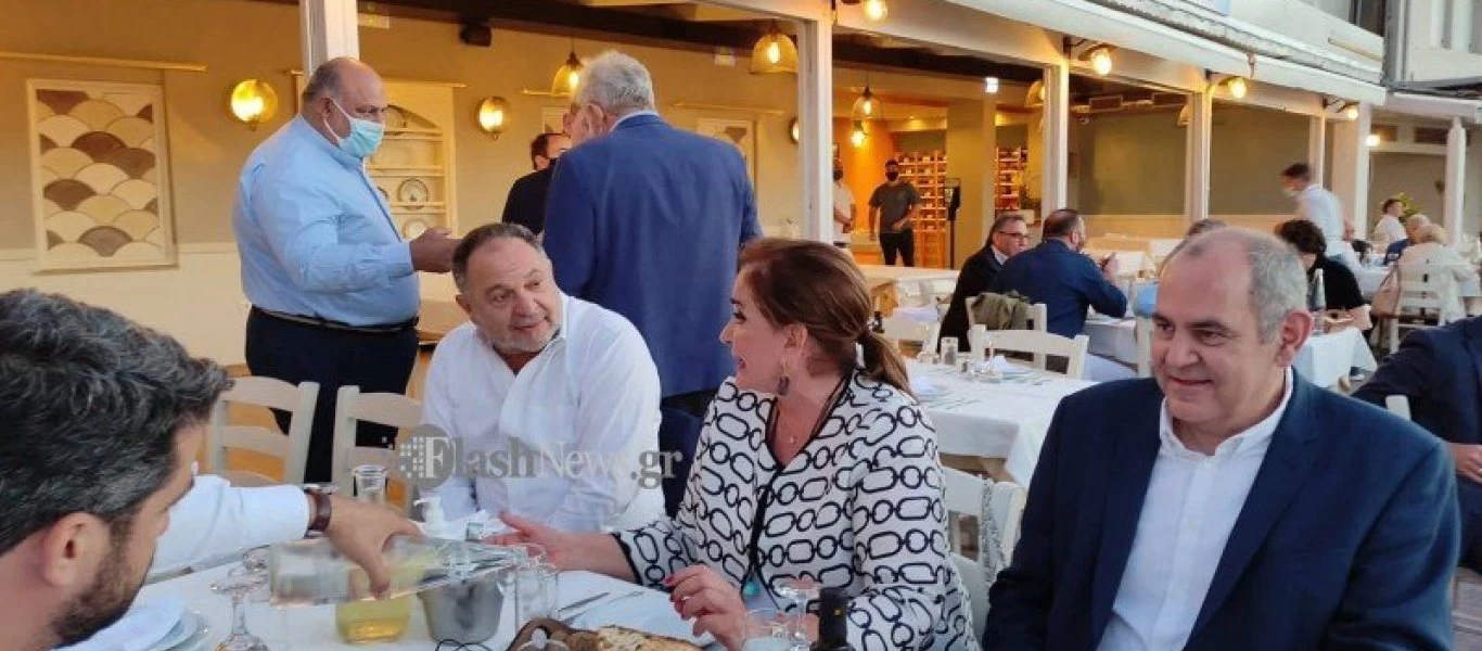 Η Ν.Μπακογιάννη παραβίασε τα μέτρα κατά Covid-19 και πήγε στην Κρήτη! - Συνωστισμός σε γεύμα (φώτο)